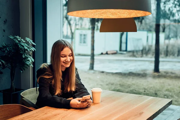 Mladá Žena Videohovor Mluví Dálku Pije Kávu Sedí Kavárně Dívka — Stock fotografie