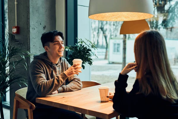 Přátelé Povídají Mluví Spolu Pijí Kávu Sedí Kavárně Mladý Muž — Stock fotografie