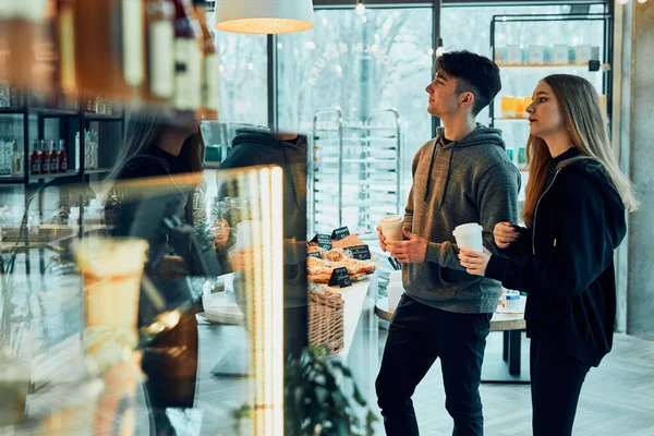 Arkadaşlar Kahve Dükkanında Alışveriş Yapıyor Genç Bir Adam Kadın Kahve — Stok fotoğraf