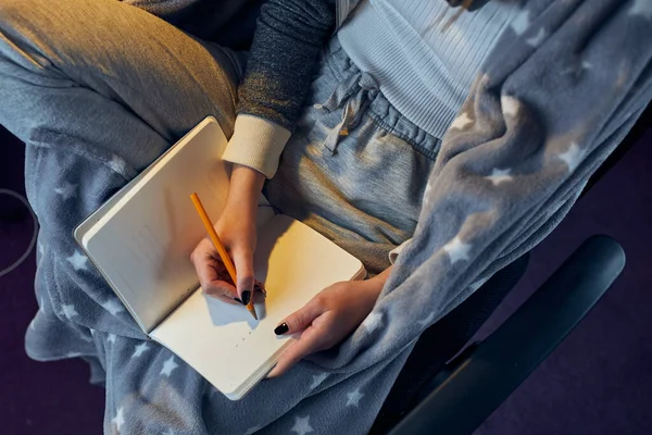 Student Učí Doma Mladá Žena Dělá Poznámky Čte Učí Notepadu — Stock fotografie