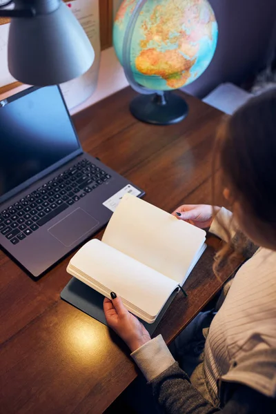 Estudiante Aprendiendo Remotamente Desde Casa Mujer Joven Que Tiene Clases — Foto de Stock