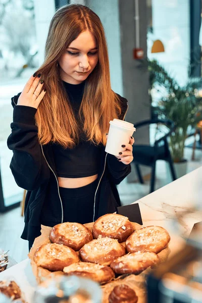 Mujer Sosteniendo Taza Con Café Mirando Pasteles Bollos Pasteles Galletas — Foto de Stock