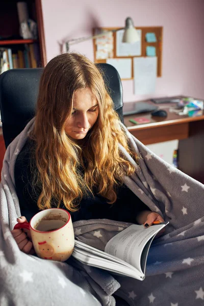 Estudiante Aprendiendo Casa Mujer Joven Tomando Notas Leyendo Aprendiendo Del — Foto de Stock