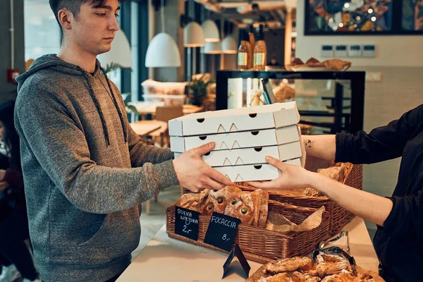 Jeune Homme Recevant Une Pizza Fraîche Dans Des Boîtes Emporter — Photo