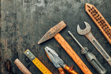 Eski donanım aletleri. Anahtar, tornavida, ölçü, çekiç, çelik yüzeyde kerpeten. Tamirat için mekanik aletler. Tamir edilecek donanım araçları. Kopyalama alanı olan teknik arkaplan