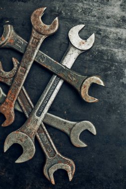 Çelik yüzeyde yayıcılar. Bakım için eski paslı anahtarlar. Tamir için mekanik donanım araçları. Kopyalama alanı olan teknik araçlar