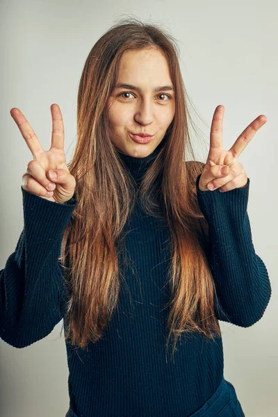 Aufgeregtes Mädchen Gestikuliert Mit Friedenszeichen Porträt Positiver Stimmung Mädchen Macht — Stockfoto