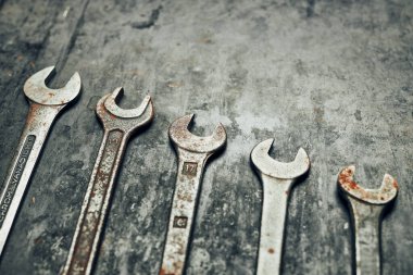 Çelik yüzeyde yayıcılar. Bakım için eski paslı anahtarlar. Tamir için mekanik donanım araçları. Kopyalama alanı olan teknik araçlar