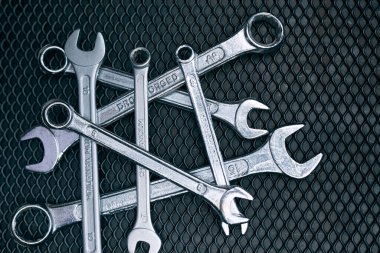 Çelik yüzeyde krom anahtarlar. Tamirat için mekanik aletler. Tamir edilecek donanım araçları. Teknik araçlar arka plan