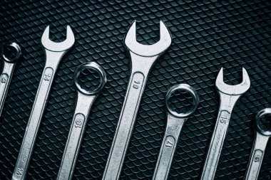 Çelik yüzeyde krom anahtarlar. Tamirat için mekanik aletler. Tamir edilecek donanım araçları. Teknik araçlar arka plan