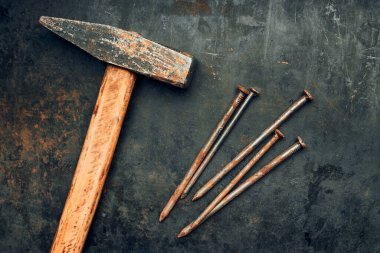 Çelik yüzeyde çekiç ve çiviler. Bakım aletleri. Tamir edilecek donanım araçları. Kopyalama alanı olan teknik arkaplan