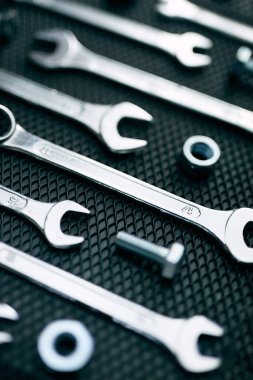 Çelik yüzeyde krom anahtarlar. Tamirat için mekanik aletler. Tamir edilecek donanım araçları. Teknik araçlar arka plan