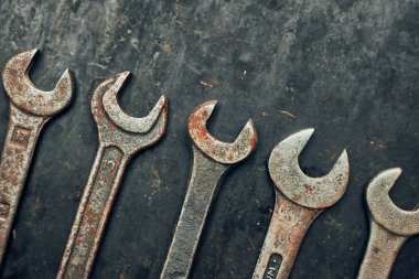 Çelik yüzeyde yayıcılar. Bakım için eski paslı anahtarlar. Tamir için mekanik donanım araçları. Kopyalama alanı olan teknik araçlar