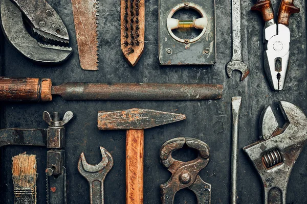 Eski donanım aletleri. Anahtar, tornavida, ölçü, çekiç, çelik yüzeyde kerpeten. Tamirat için mekanik aletler. Tamir edilecek donanım araçları. Kopyalama alanı olan teknik arkaplan