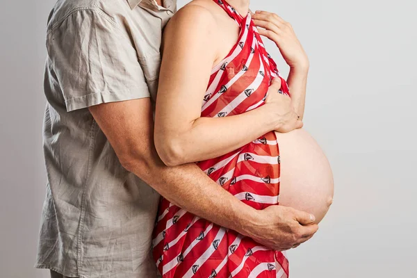 Mujer Embarazada Marido Tocando Barriga Pie Sobre Fondo Liso Embarazo — Foto de Stock