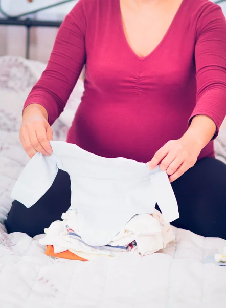 Pregnant woman packing hospital bag preparing for labor — Stock Photo, Image