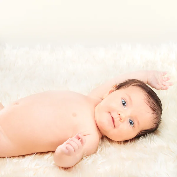 Bebê menina deitada no cobertor peludo — Fotografia de Stock