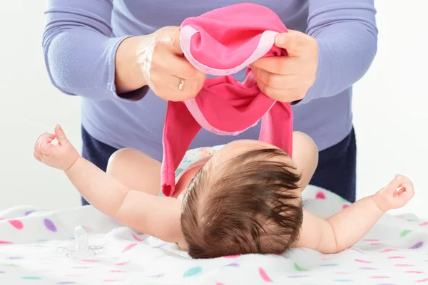 Anne küçük bebeği giyinme