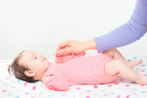 Mamá dando dummy su pequeño bebé niña —  Fotos de Stock