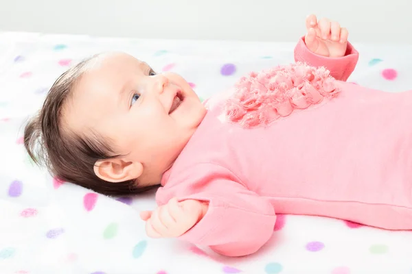 Mosolygó kis baba lány feküdt a pöttyös takaró — Stock Fotó