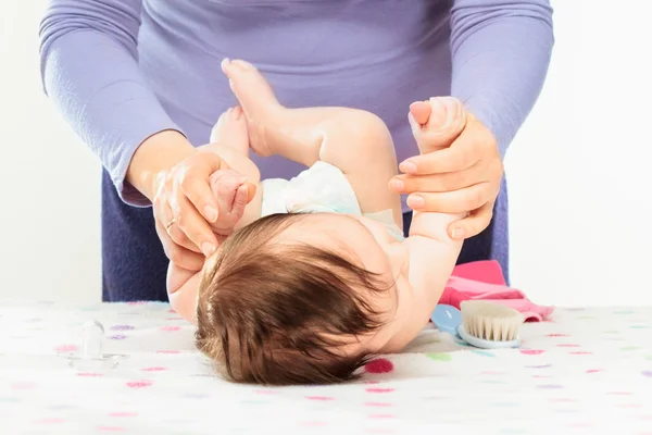 Mom holding her little daughter's hands — Stock Photo, Image