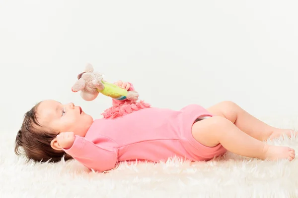 Menina bebê brincando com chocalho — Fotografia de Stock