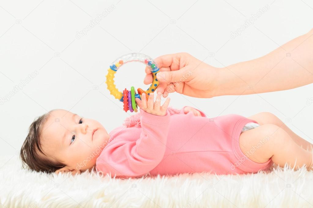 Maman Donnant Un Hochet Sa Petite Fille Bebe Image Libre De Droit Par Przemekklos C