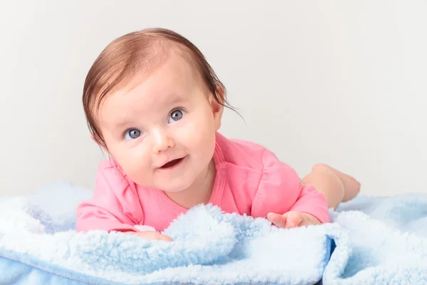 Entzückendes lächelndes Baby-Mädchen — Stockfoto