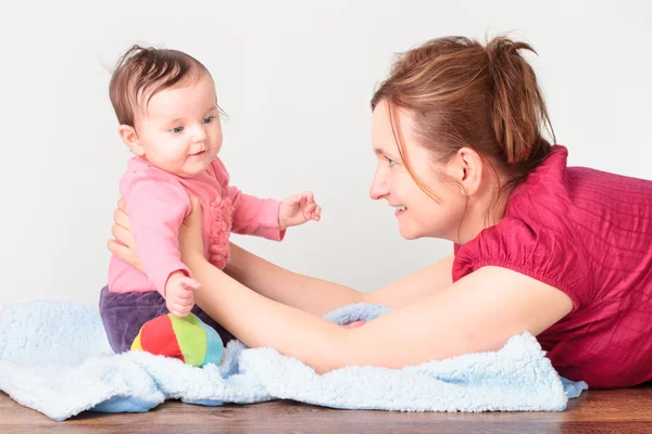 Mama gra z jej małą córeczkę — Zdjęcie stockowe