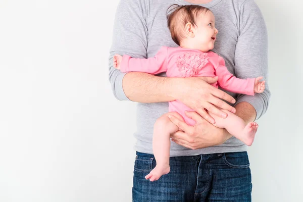 Vader met zijn glimlachende babymeisje — Stockfoto