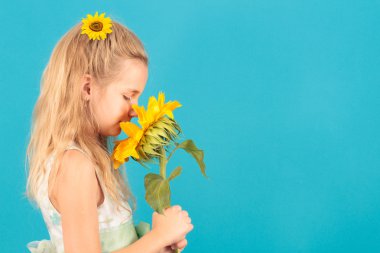 Ayçiçeği kokulu kız