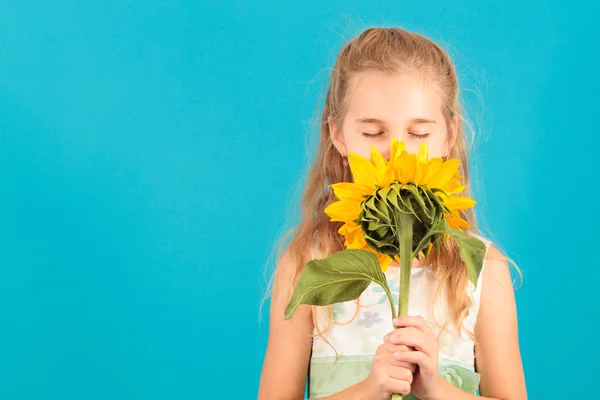 Дівчина з закритими очима пахне соняшником — стокове фото