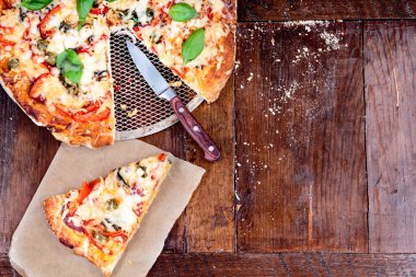 Taze ev yapımı pizza ahşap bir masa üzerinde