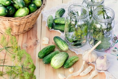 Malzemeler salatalık dekapaj için hazırlanıyor