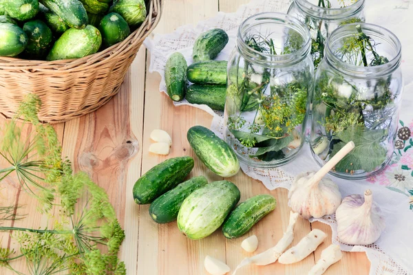 Zutaten zum Einlegen von Gurken zubereiten — Stockfoto