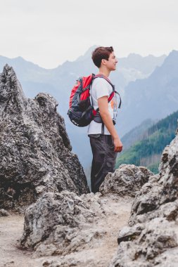 Dağlarda buzlu duran çocuk