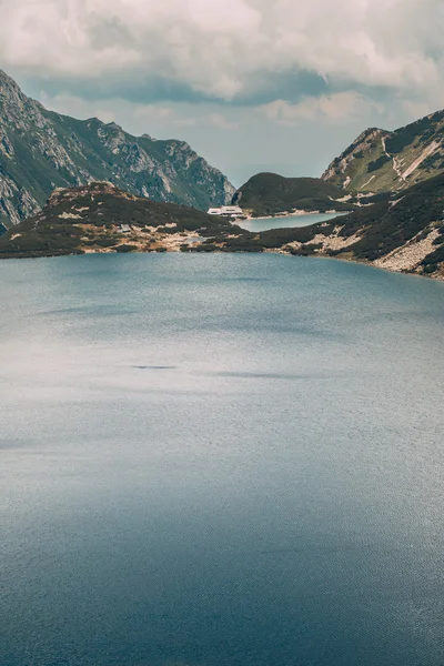 Berge, die die Seen umgeben — Stockfoto