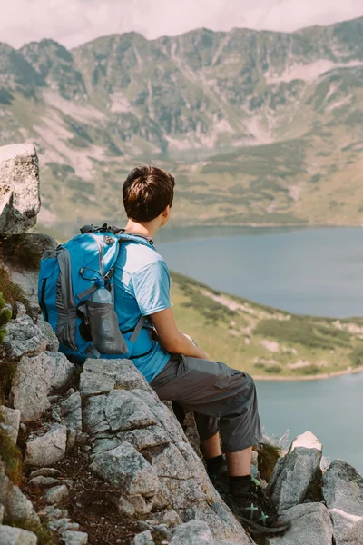 Adolescent se reposant dans les montagnes — Photo