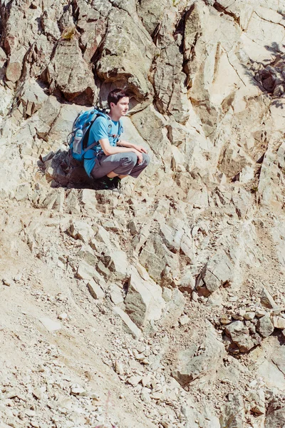 Adolescente sentado en la ladera — Foto de Stock
