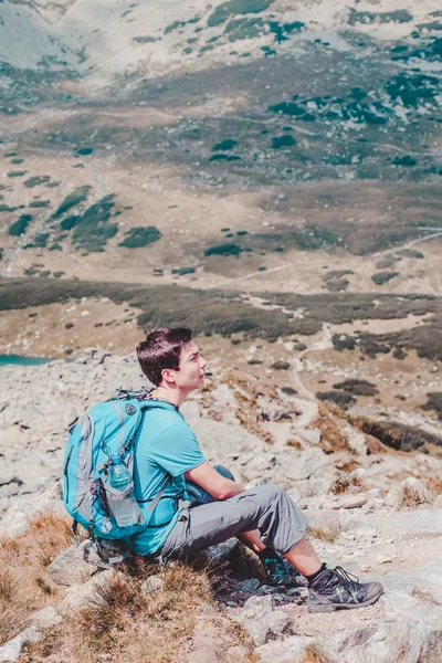 Çocuk bir dağ iz üzerinde dinlenme — Stok fotoğraf