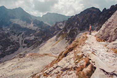 Çocuk dağlarda yürüyüş yapıyor.