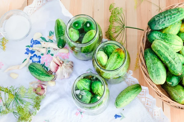 Gurken mit Gemüse und Kräutern aus dem heimischen Garten einlegen — Stockfoto