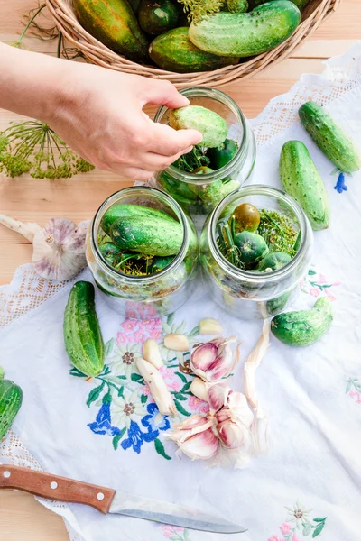 Gurken mit Gemüse und Kräutern aus dem heimischen Garten einlegen — Stockfoto