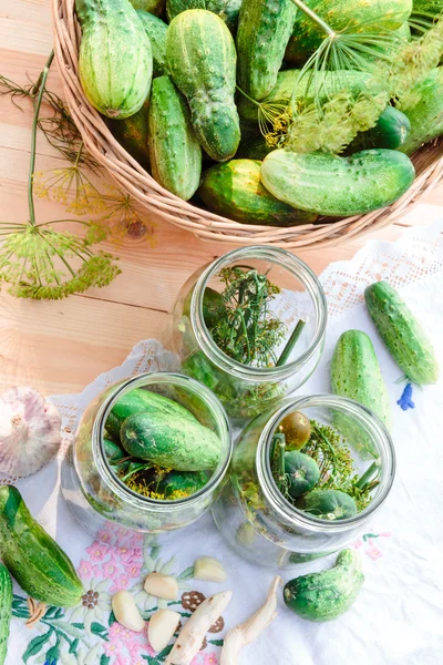 Gurken mit Gemüse und Kräutern aus dem heimischen Garten einlegen — Stockfoto