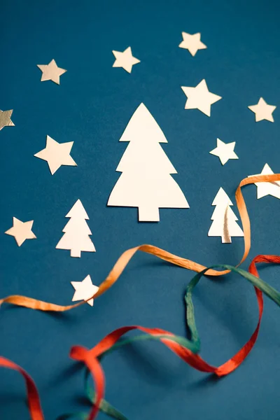 광택 용지 크리스마스 트리를 잘라 만든 크리스마스 카드와 — 스톡 사진