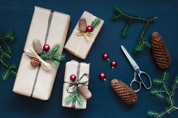 Masanın üzerine sarılmış Noel hediyeleri — Stok fotoğraf