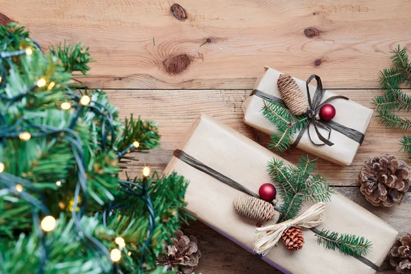 Bir ağacın altında Noel hediyeleri — Stok fotoğraf