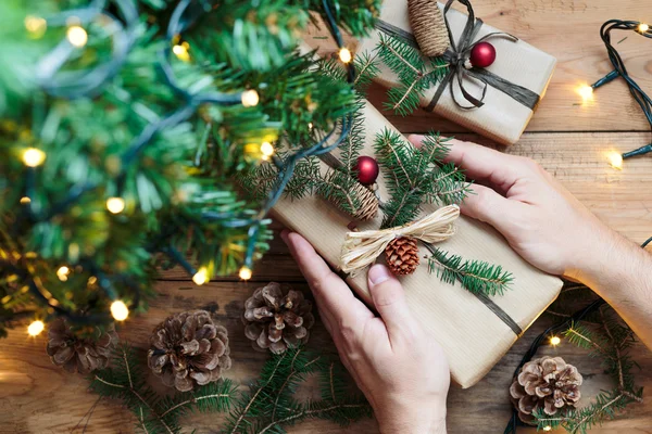 Noel koyarak bir ağacın altında sunar