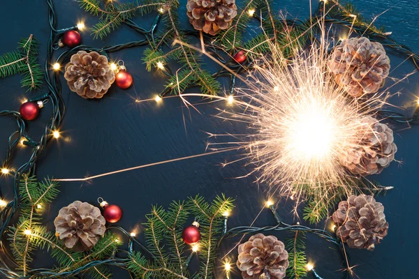 Maytap, ışıklar ve çam çırpı ile Noel dekorasyon — Stok fotoğraf