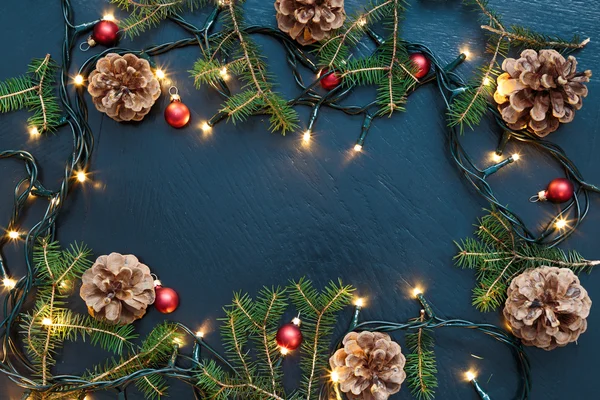 Noel dekorasyonu ile ışık ve çam çırpı — Stok fotoğraf